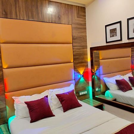 Hotel Blue Wellington - Near Mumbai Airport Екстериор снимка