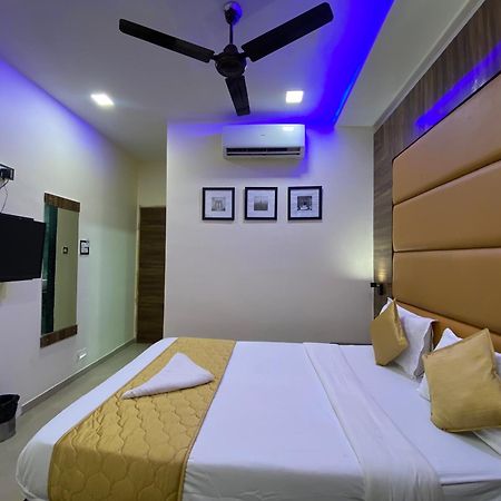 Hotel Blue Wellington - Near Mumbai Airport Стая снимка