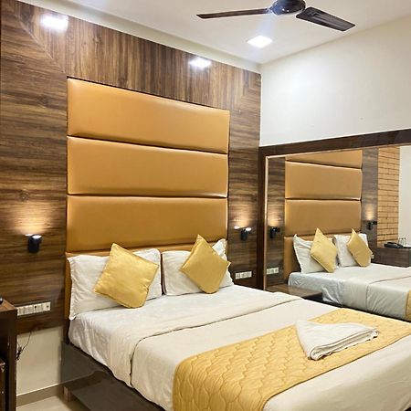 Hotel Blue Wellington - Near Mumbai Airport Екстериор снимка