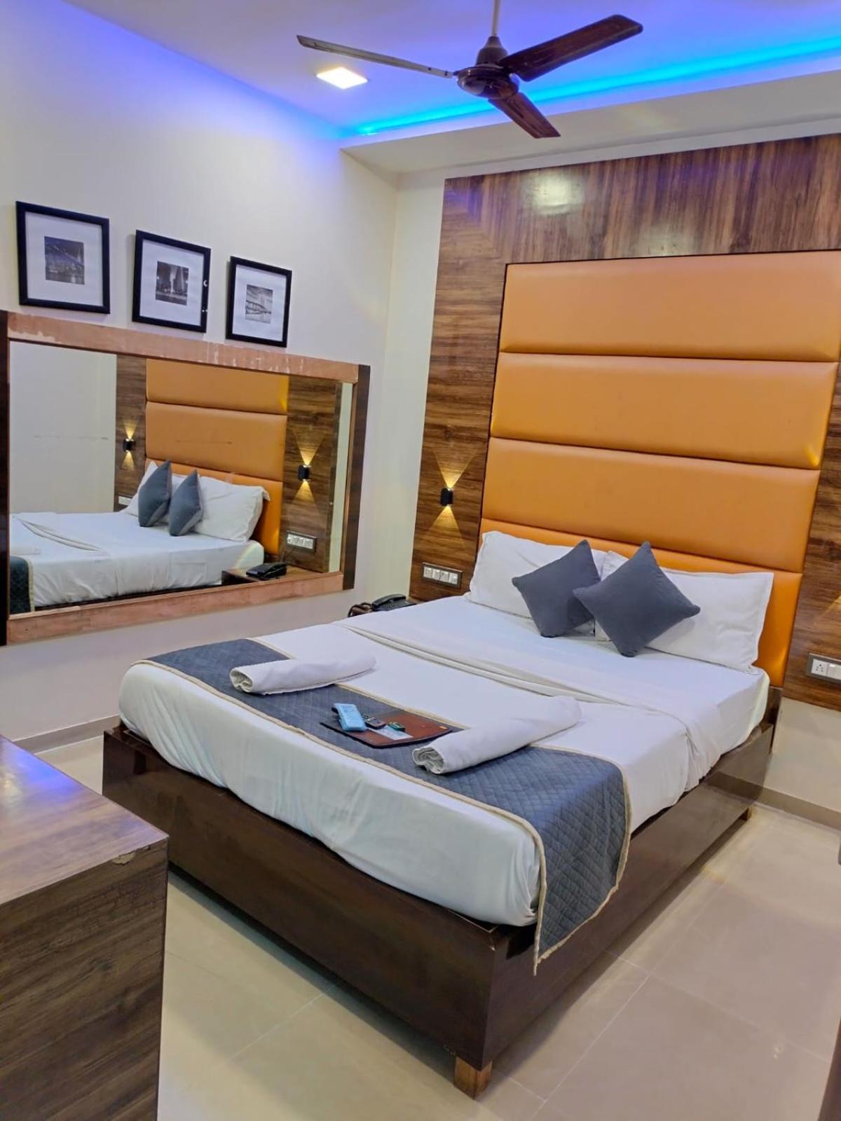 Hotel Blue Wellington - Near Mumbai Airport Екстериор снимка