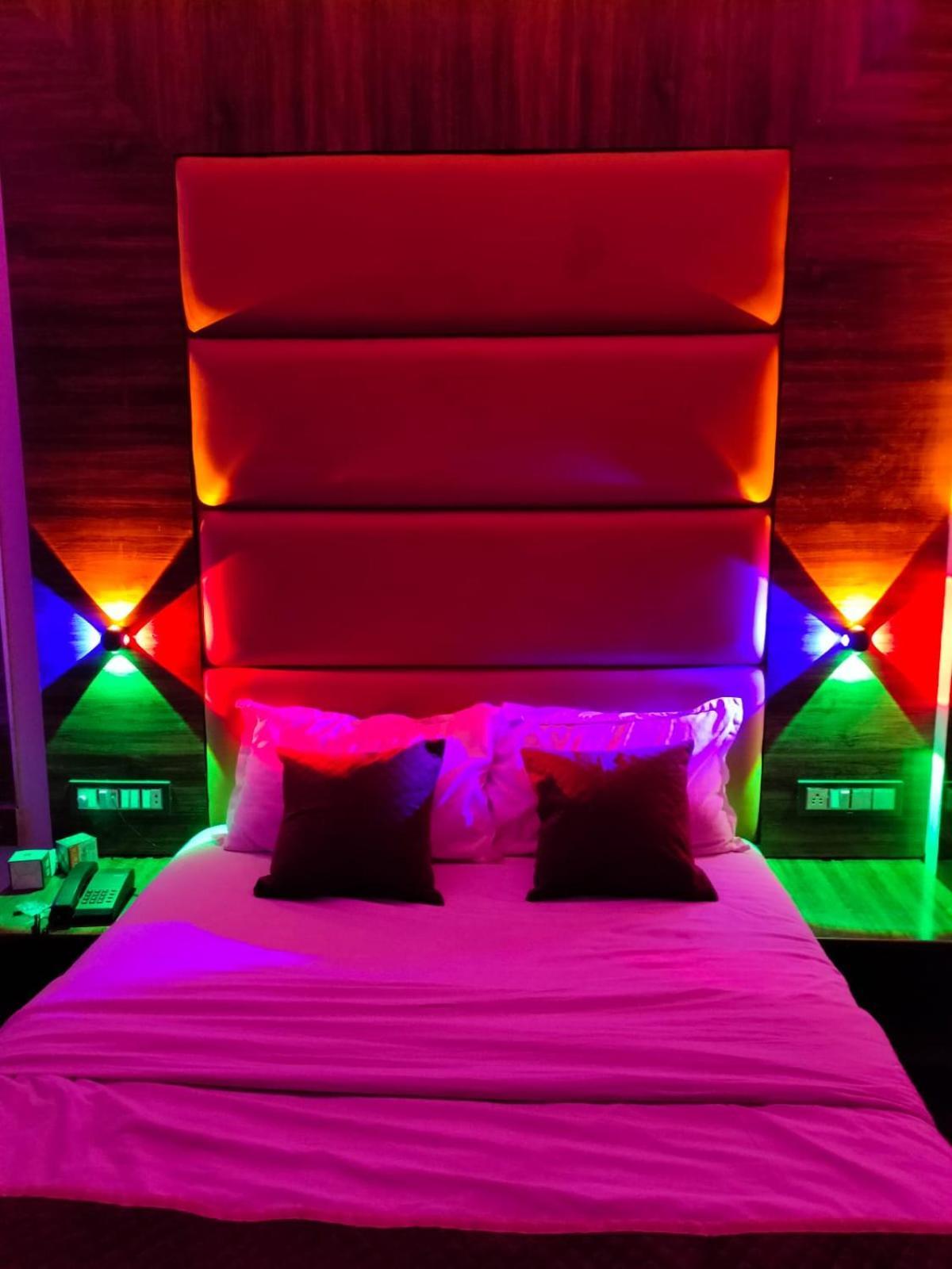 Hotel Blue Wellington - Near Mumbai Airport Екстериор снимка