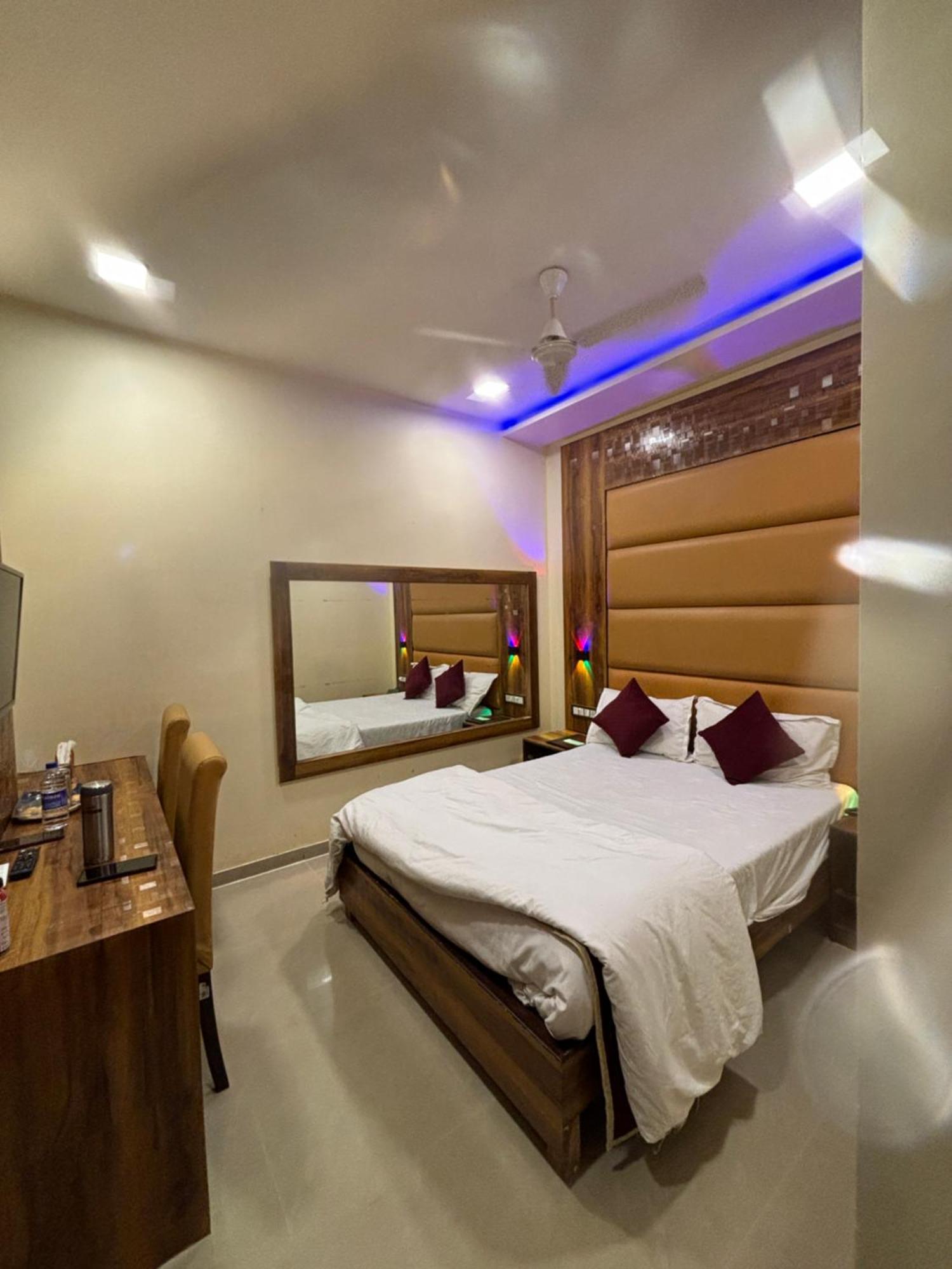 Hotel Blue Wellington - Near Mumbai Airport Екстериор снимка