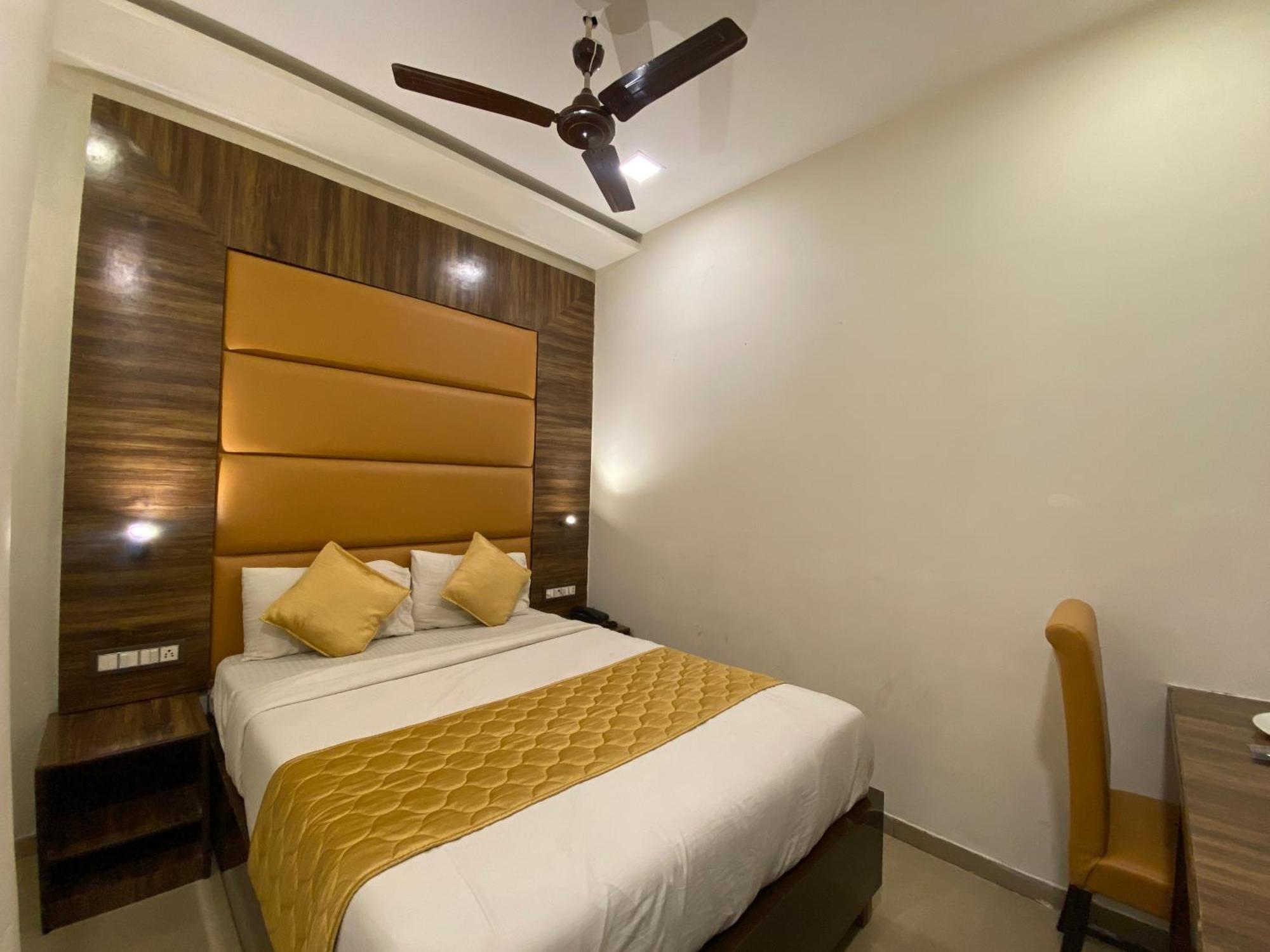 Hotel Blue Wellington - Near Mumbai Airport Екстериор снимка