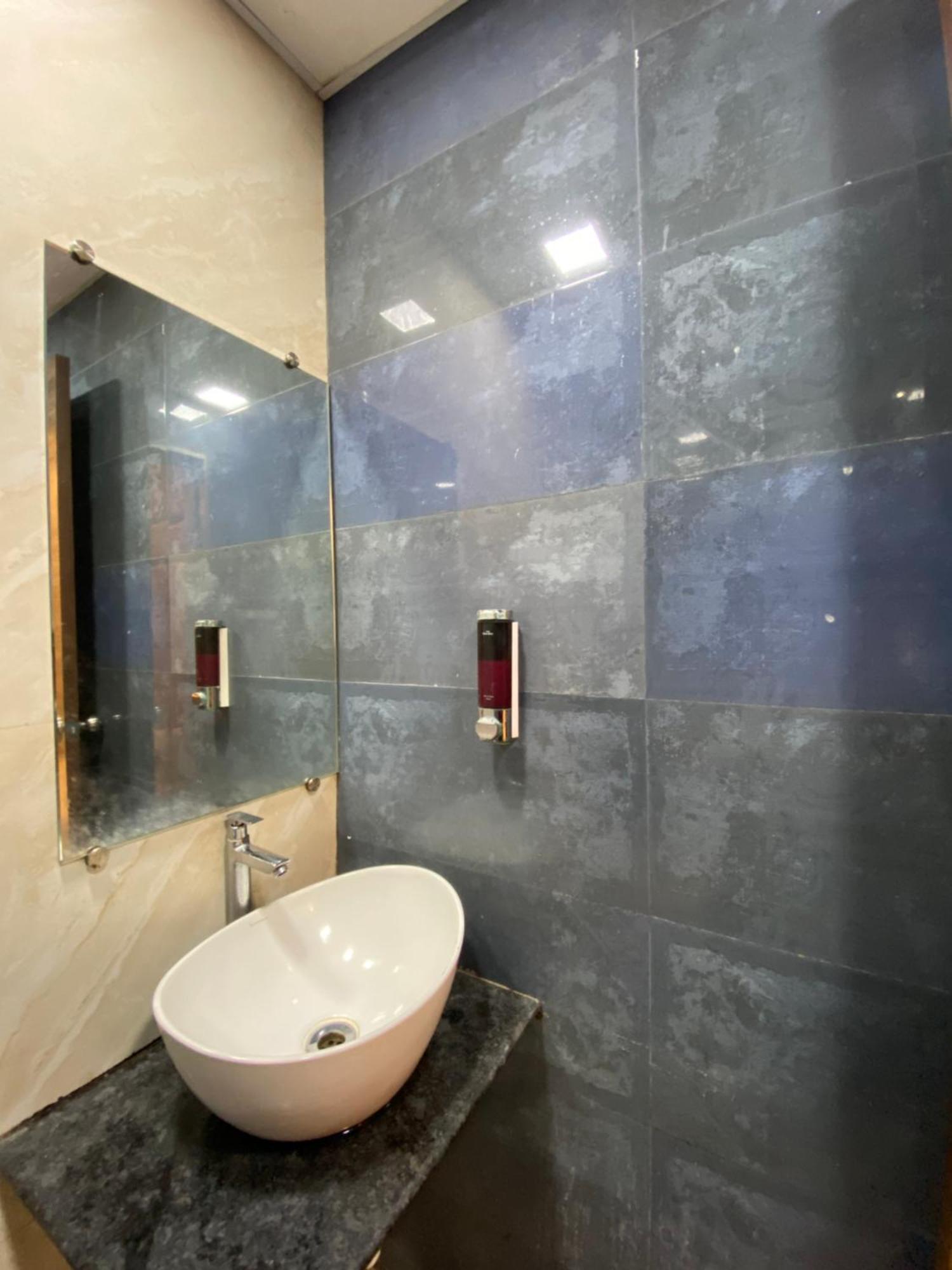 Hotel Blue Wellington - Near Mumbai Airport Екстериор снимка