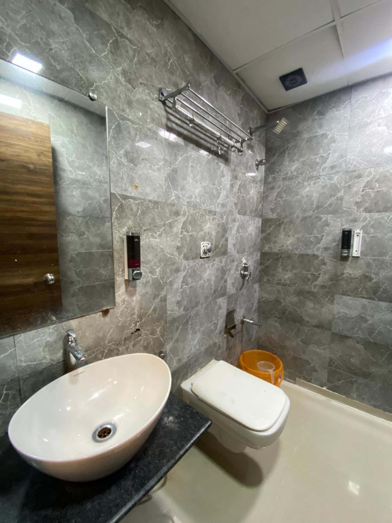 Hotel Blue Wellington - Near Mumbai Airport Екстериор снимка