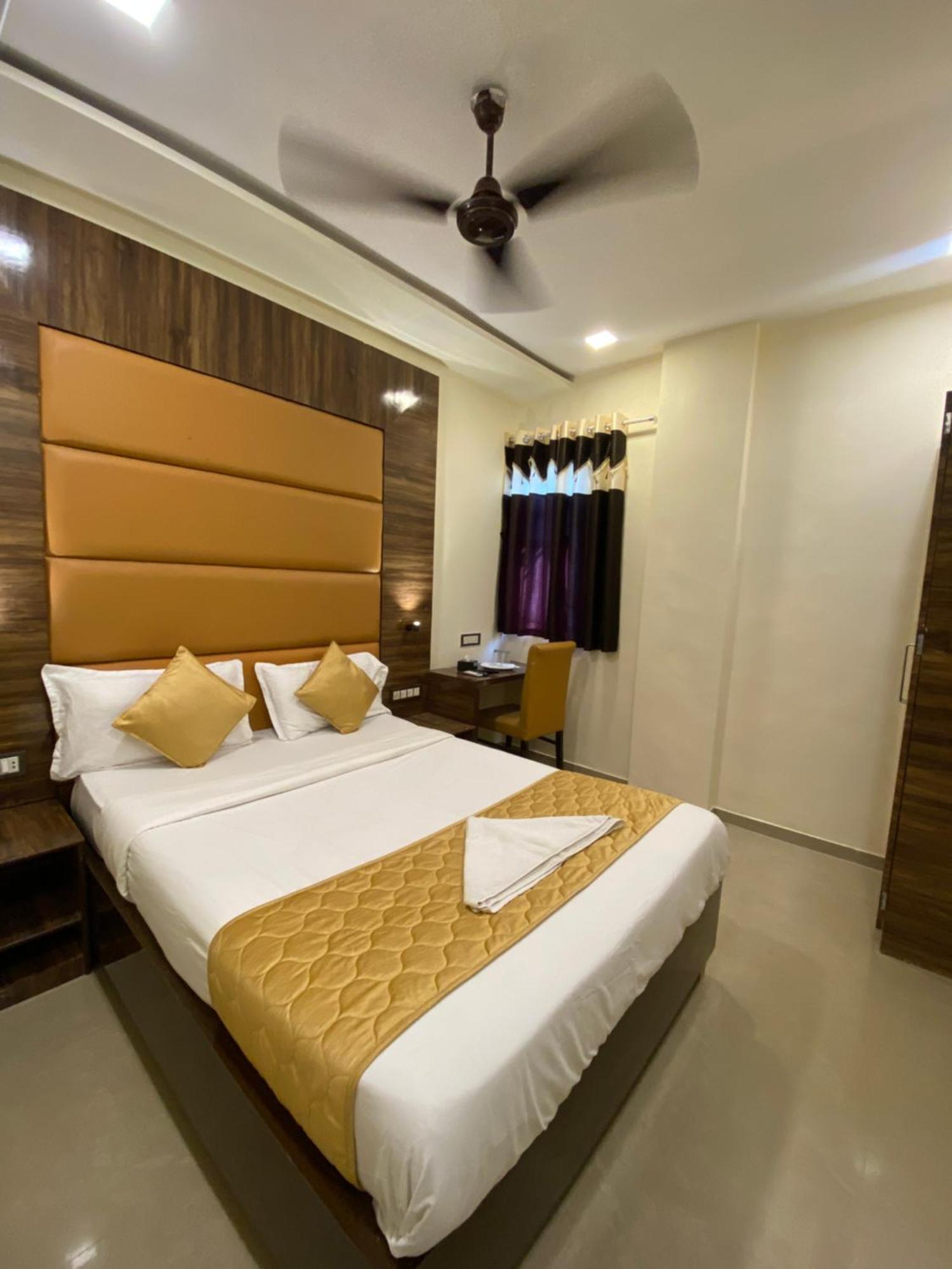 Hotel Blue Wellington - Near Mumbai Airport Екстериор снимка