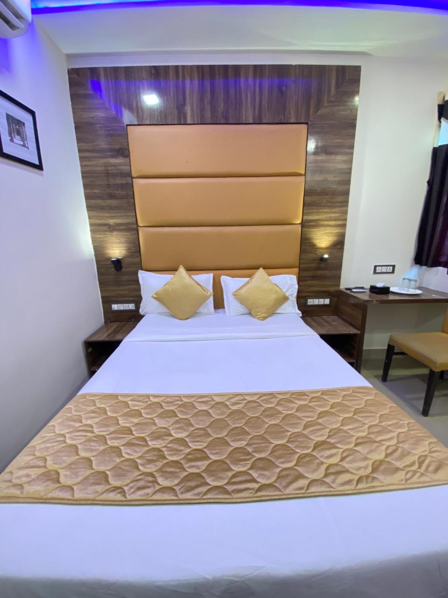 Hotel Blue Wellington - Near Mumbai Airport Екстериор снимка