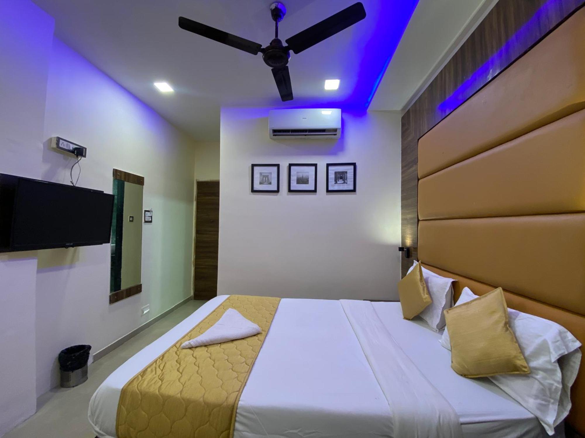 Hotel Blue Wellington - Near Mumbai Airport Стая снимка