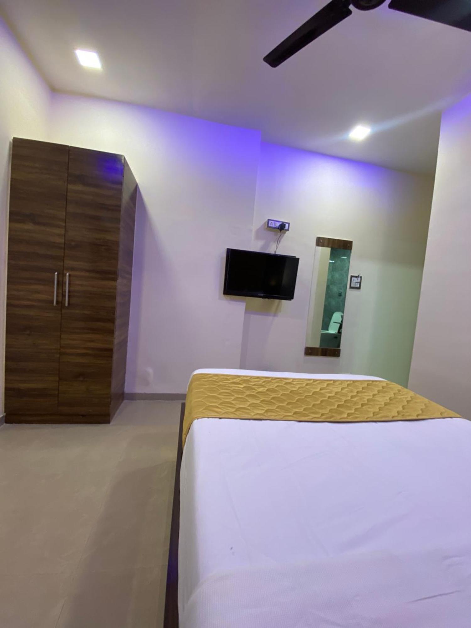 Hotel Blue Wellington - Near Mumbai Airport Екстериор снимка