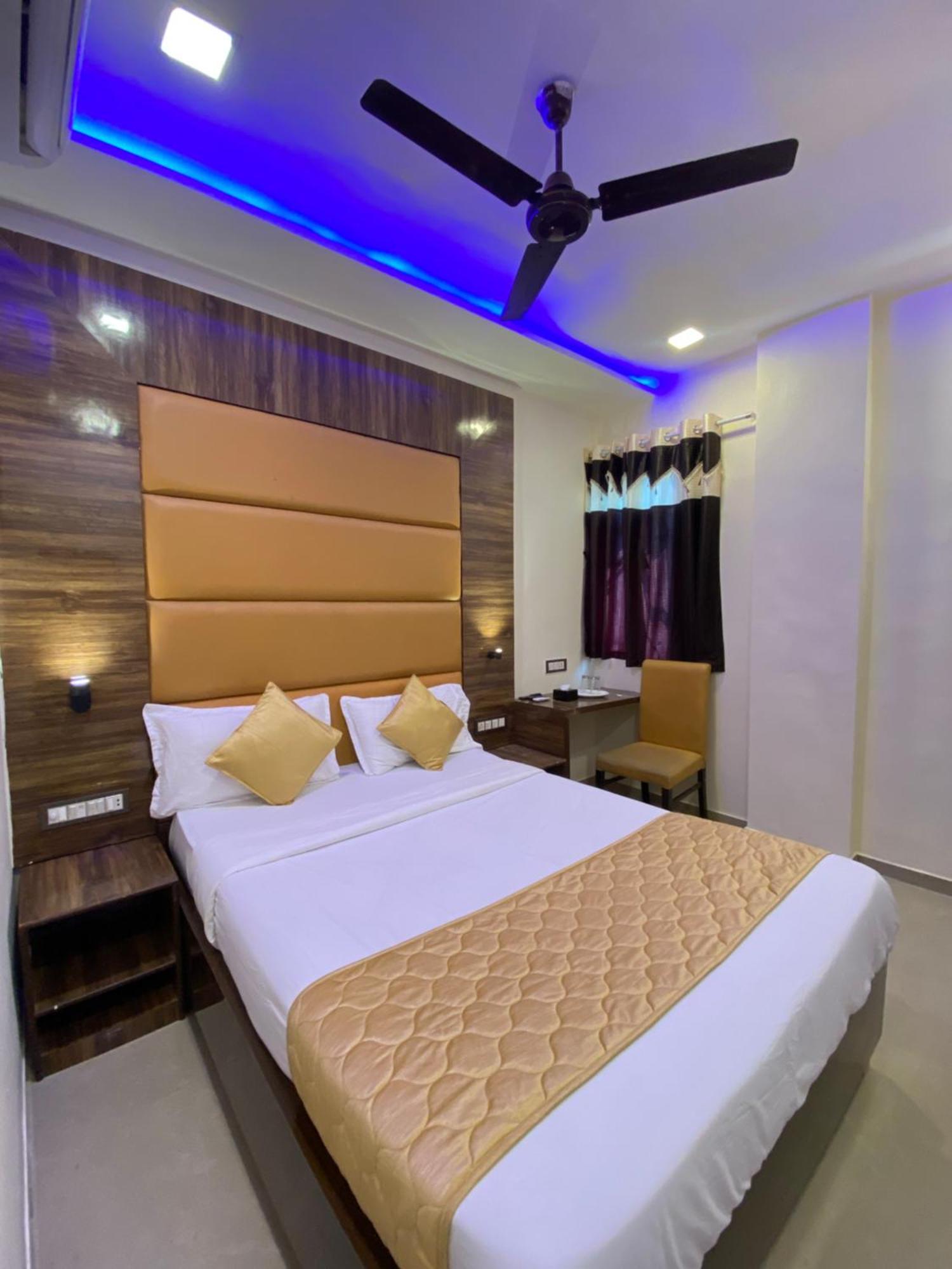 Hotel Blue Wellington - Near Mumbai Airport Екстериор снимка