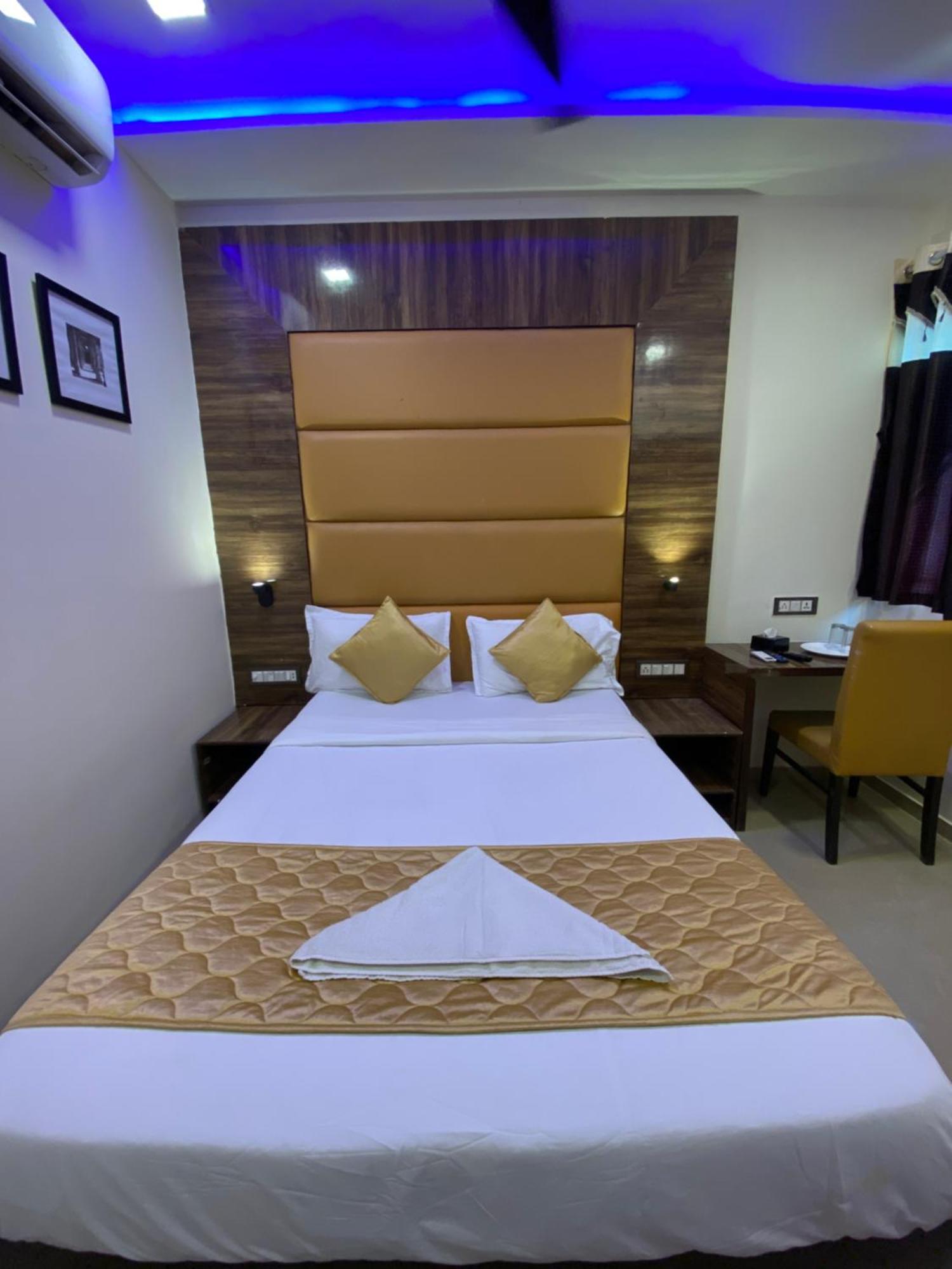 Hotel Blue Wellington - Near Mumbai Airport Екстериор снимка