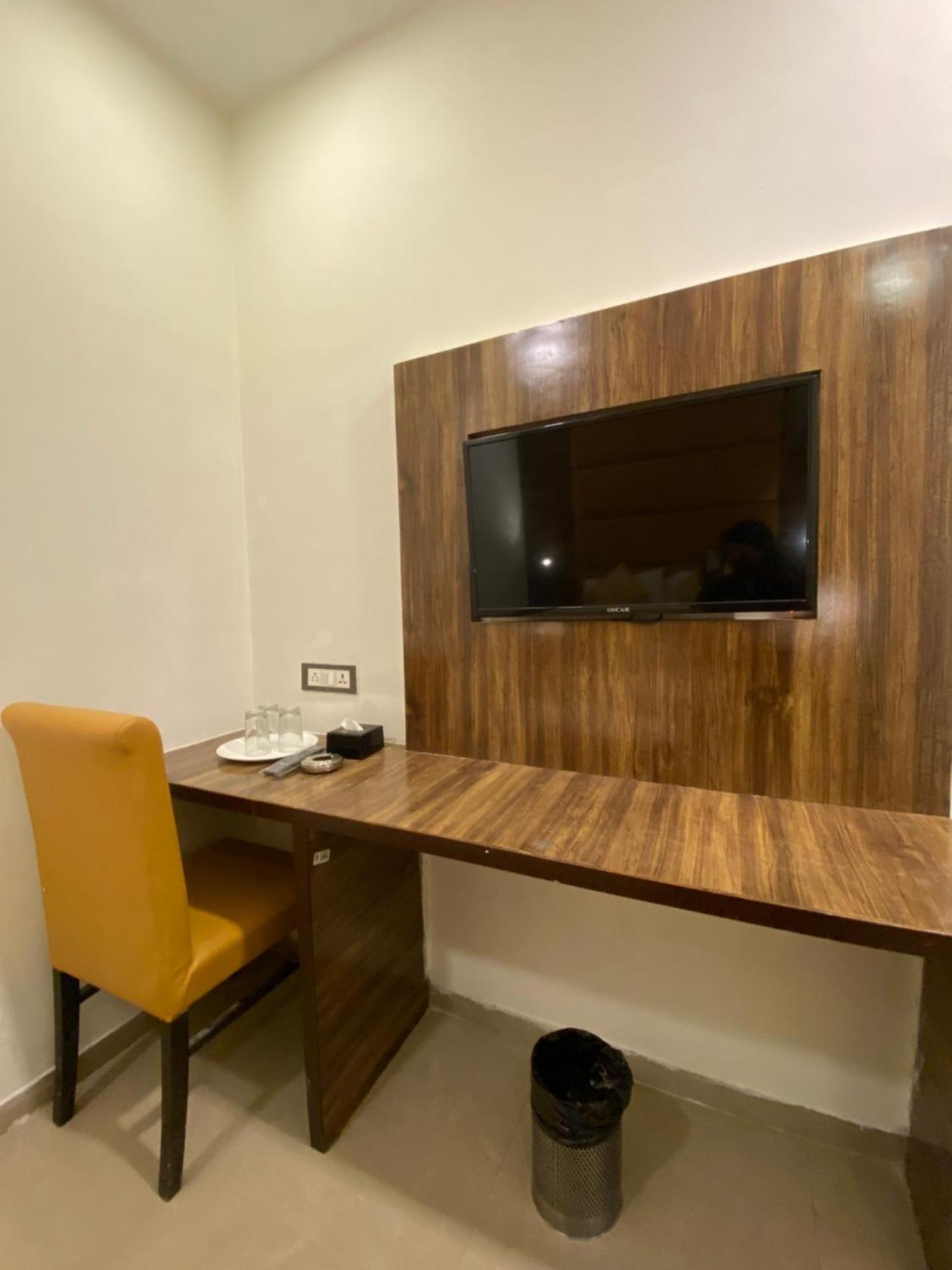 Hotel Blue Wellington - Near Mumbai Airport Екстериор снимка