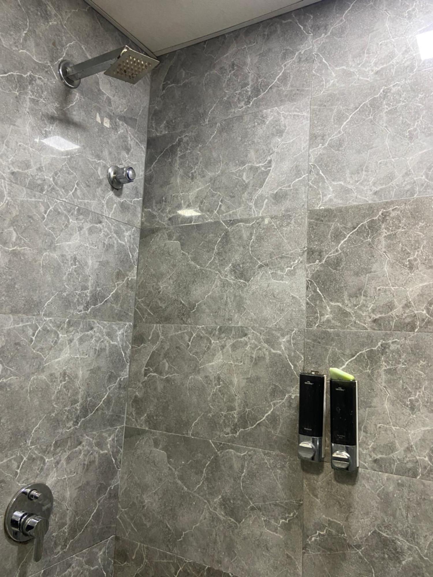 Hotel Blue Wellington - Near Mumbai Airport Екстериор снимка