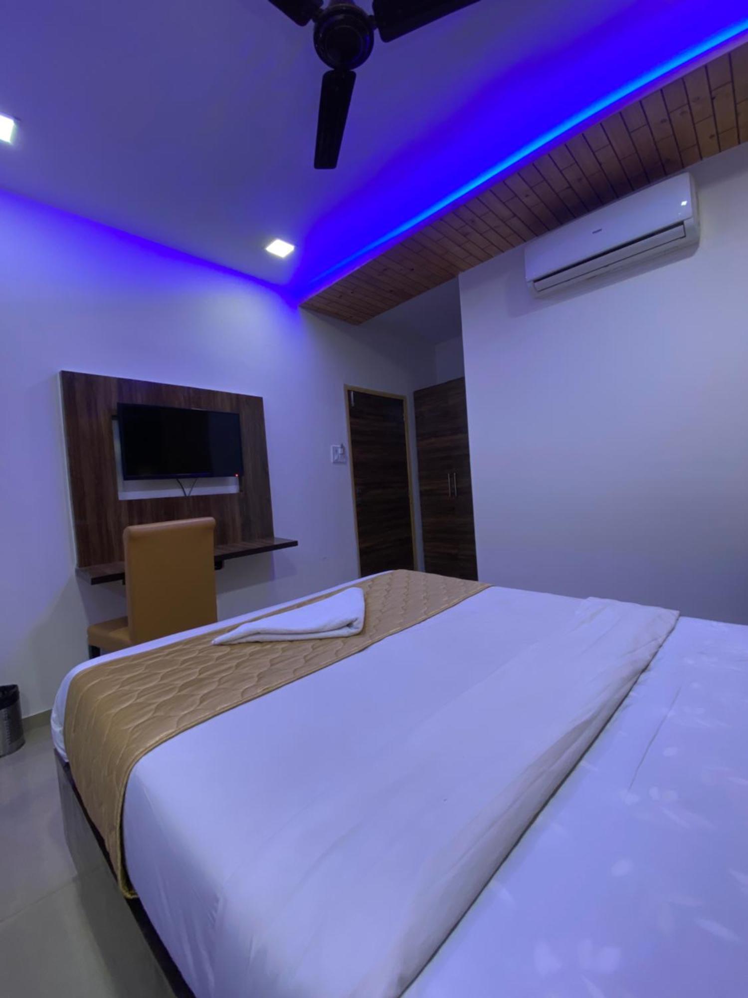 Hotel Blue Wellington - Near Mumbai Airport Екстериор снимка