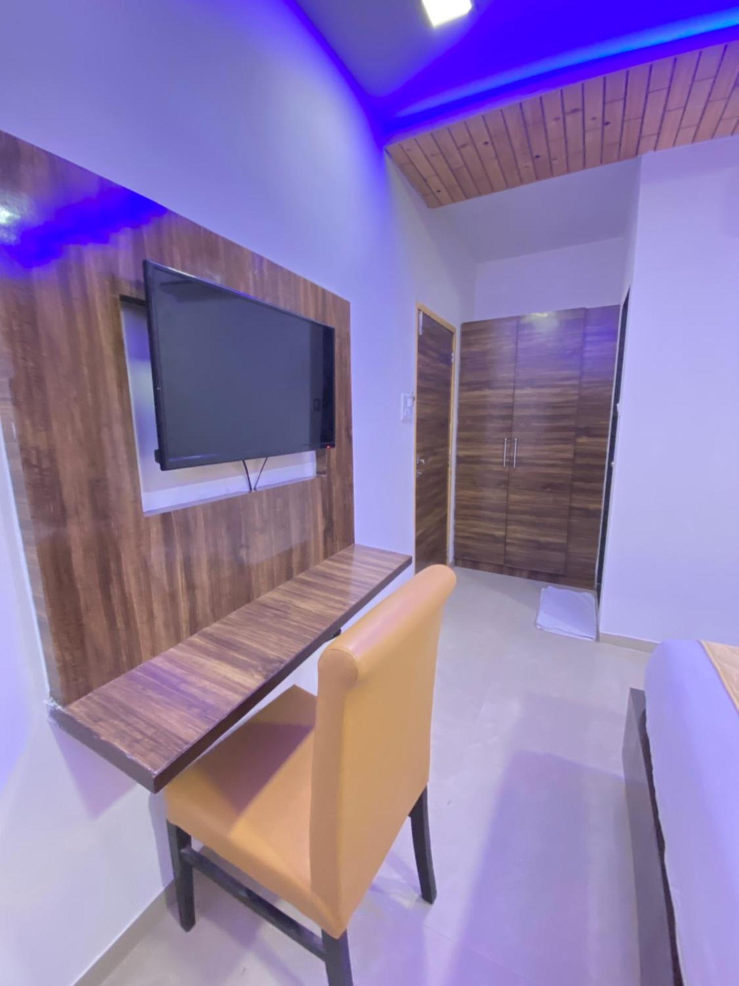 Hotel Blue Wellington - Near Mumbai Airport Екстериор снимка
