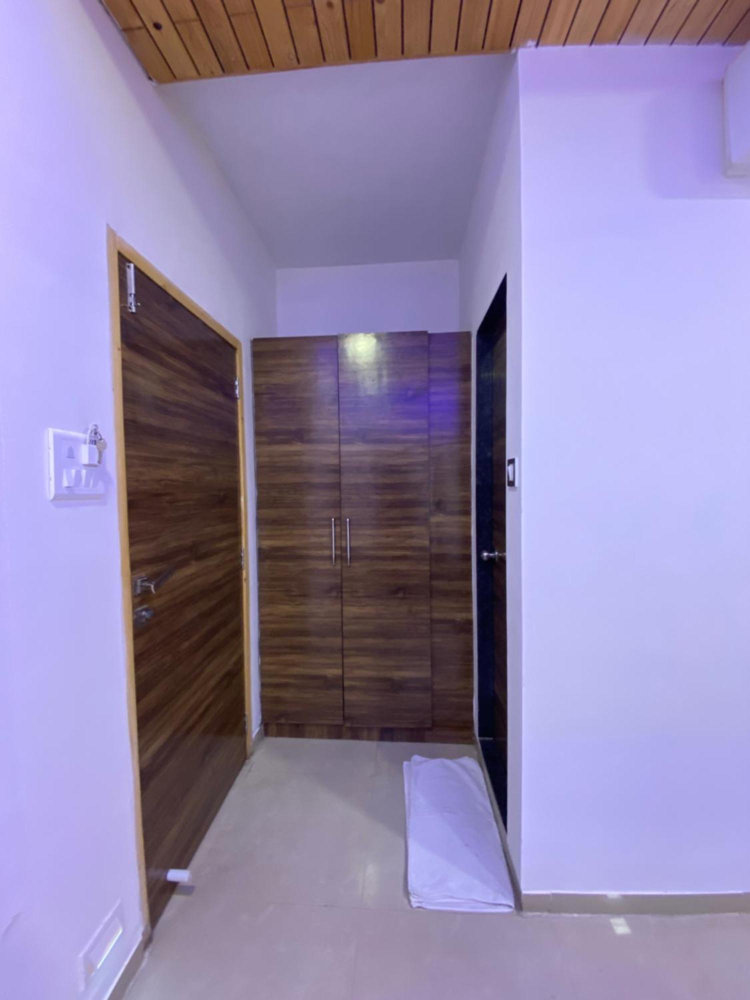 Hotel Blue Wellington - Near Mumbai Airport Екстериор снимка
