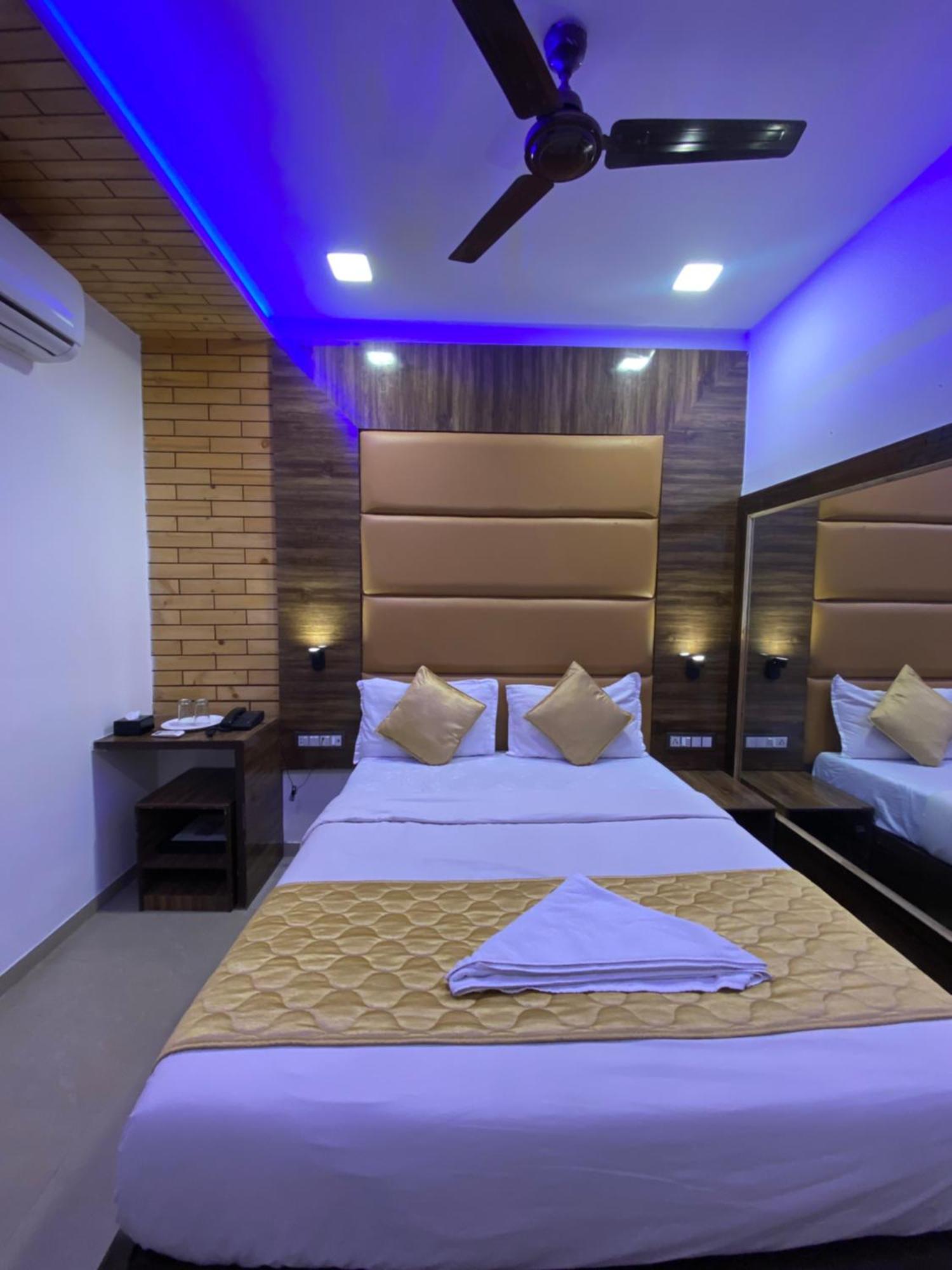 Hotel Blue Wellington - Near Mumbai Airport Екстериор снимка