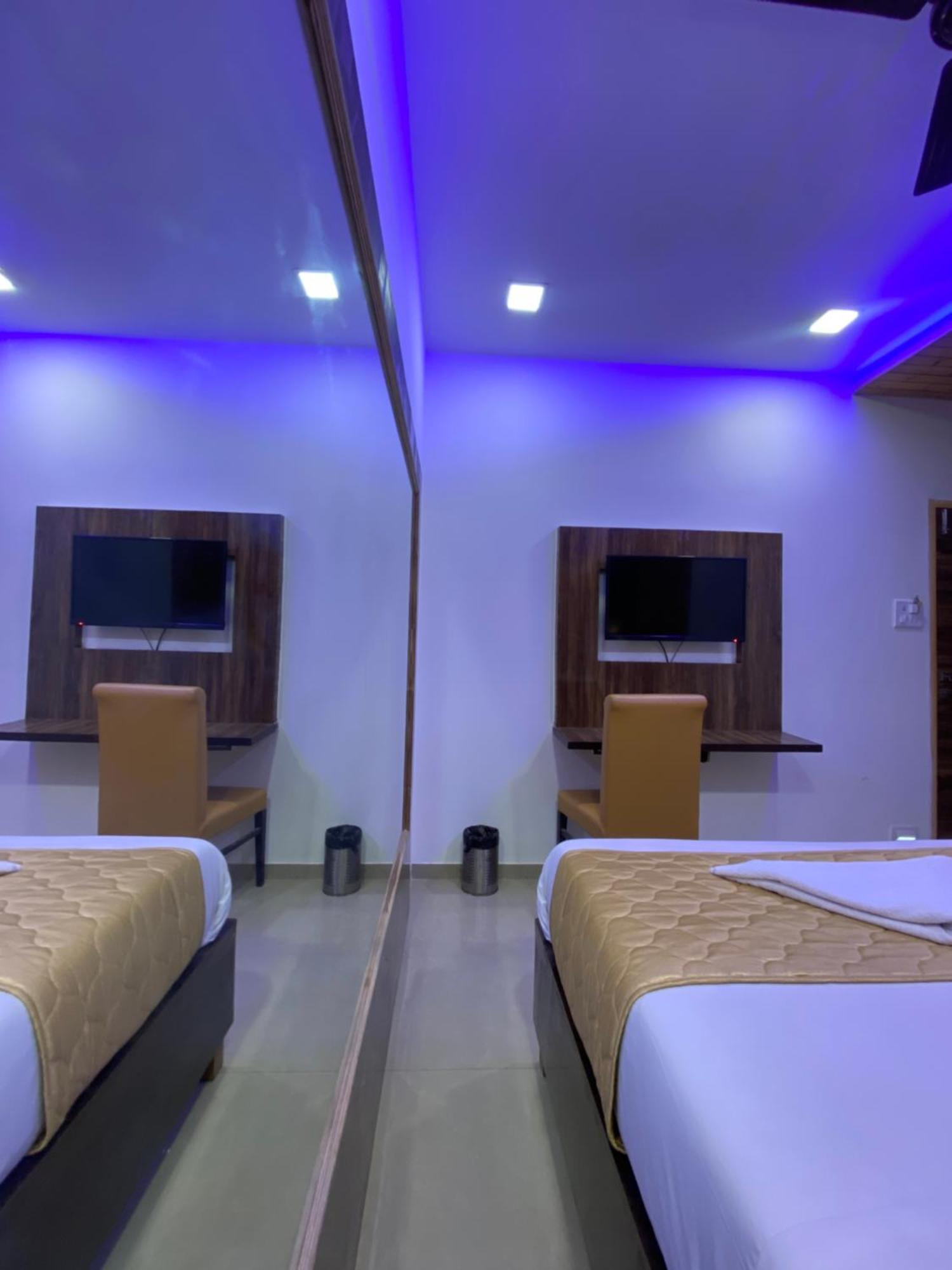 Hotel Blue Wellington - Near Mumbai Airport Екстериор снимка